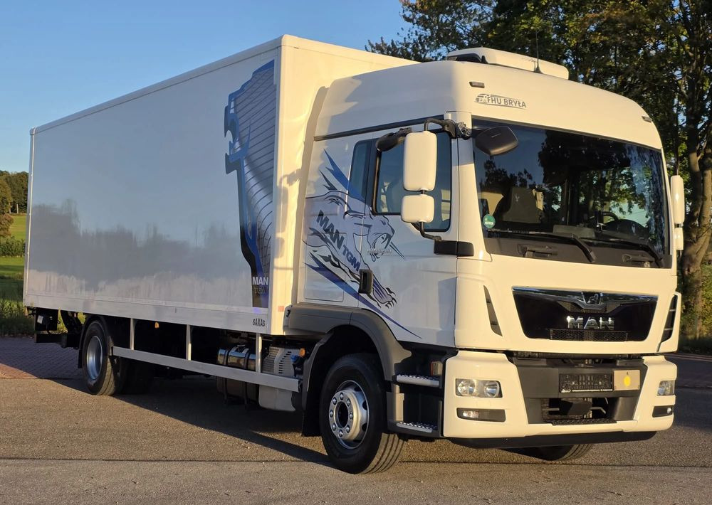 MAN TGM 15.290 / TGL / KONTENER / IZOTERMA / WINDA / KLIMA POSTOJOWA / 2019R / EURO 6 / PEŁEN SERWIS / 8200KG ŁADOWNOŚĆ / SPROWADZONY / ZADBANY / JAK NOWY / KSIĄŻKA SERWISOWA / E6 / 18 PALET - Camion fourgon: photos 2 MAN TGM 15.290 / TGL / KONTENER / IZOTERMA / WINDA / KLIMA POSTOJOWA / 2019R / EURO 6 / PEŁEN SERWIS / 8200KG ŁADOWNOŚĆ / SPROWADZONY / ZADBANY / JAK NOWY / KSIĄŻKA SERWISOWA / E6 / 18 PALET - Camion fourgon: photos 2