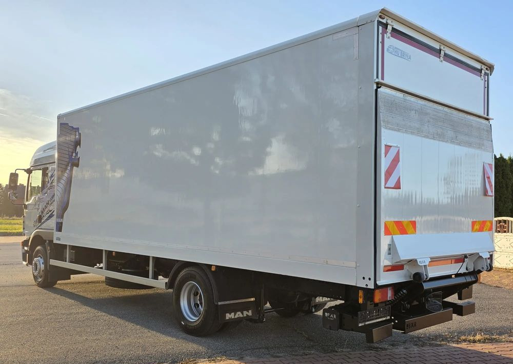 MAN TGM 15.290 / TGL / KONTENER / IZOTERMA / WINDA / KLIMA POSTOJOWA / 2019R / EURO 6 / PEŁEN SERWIS / 8200KG ŁADOWNOŚĆ / SPROWADZONY / ZADBANY / JAK NOWY / KSIĄŻKA SERWISOWA / E6 / 18 PALET - Camion fourgon: photos 4 MAN TGM 15.290 / TGL / KONTENER / IZOTERMA / WINDA / KLIMA POSTOJOWA / 2019R / EURO 6 / PEŁEN SERWIS / 8200KG ŁADOWNOŚĆ / SPROWADZONY / ZADBANY / JAK NOWY / KSIĄŻKA SERWISOWA / E6 / 18 PALET - Camion fourgon: photos 4