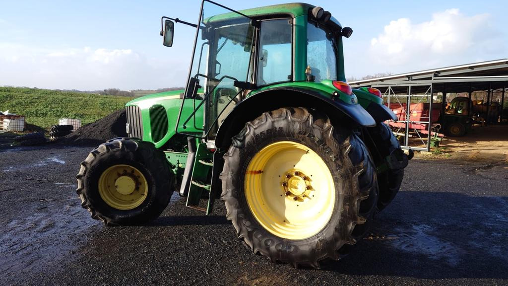 JOHN DEERE 6520 - Machine agricole: photos 1 JOHN DEERE 6520 - Machine agricole: photos 1