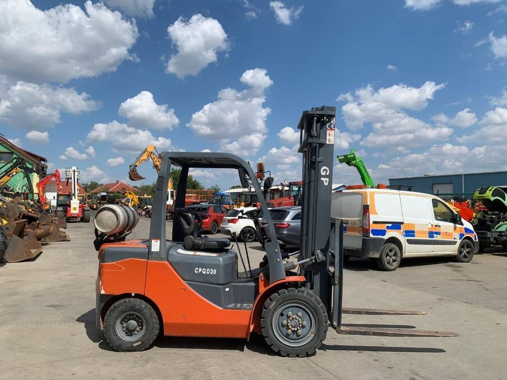 CPQD30 30 - Chariot élévateur à gaz: photos 3 CPQD30 30 - Chariot élévateur à gaz: photos 3