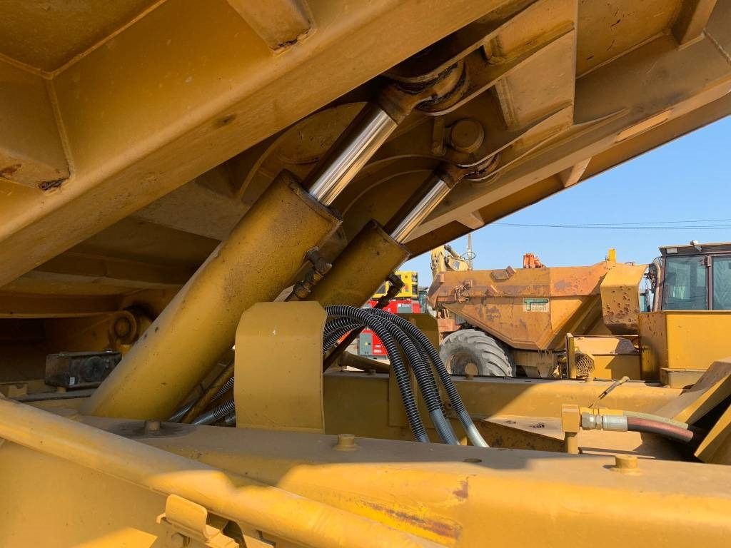 Tombereau sur chenilles Komatsu CD 110 R-1: photos 11