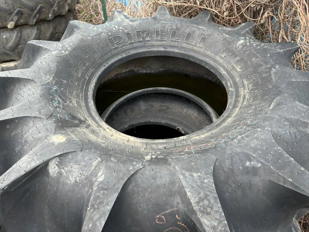 Pirelli 23.1/26 Harvester Tyres - Pneu pour Machine agricole: photos 3 Pirelli 23.1/26 Harvester Tyres - Pneu pour Machine agricole: photos 3