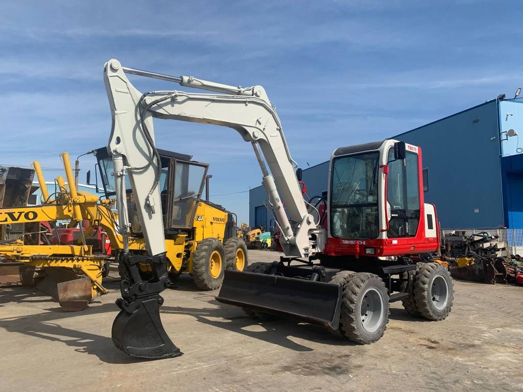 Takeuchi TB070W - Pelle sur pneus: photos 1 Takeuchi TB070W - Pelle sur pneus: photos 1
