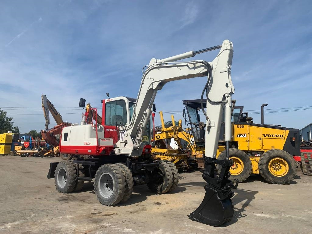 Takeuchi TB070W - Pelle sur pneus: photos 2 Takeuchi TB070W - Pelle sur pneus: photos 2