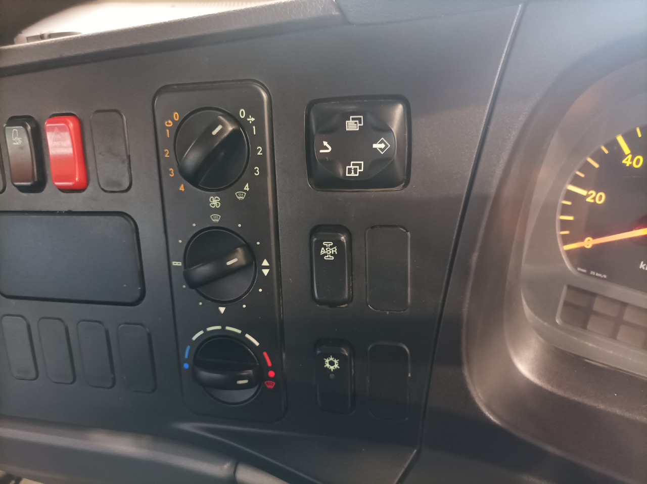 Balayeuse de voirie MERCEDES-BENZ Atego 1018 Zamiatarka Kehrmaschine BUCHER Szczotki L/R PM10 2 Silniki 2012r: photos 25