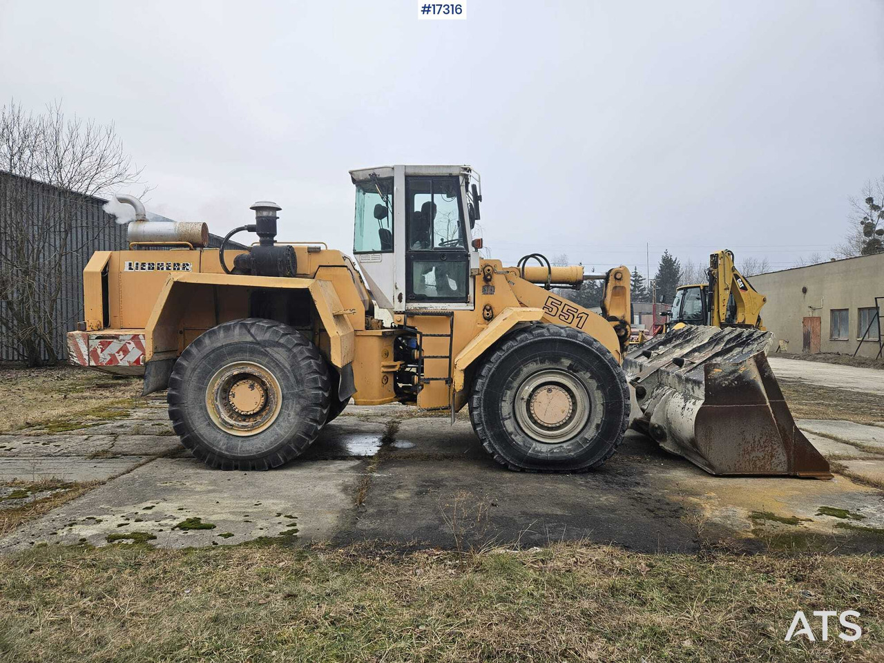 LIEBHERR L551 wheel loader (1995) - Chargeuse sur pneus: photos 5 LIEBHERR L551 wheel loader (1995) - Chargeuse sur pneus: photos 5