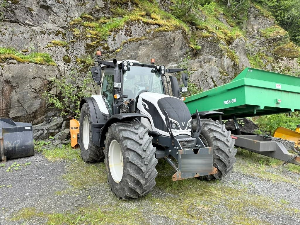 Valtra N 174 med frontlaster - Tracteur agricole: photos 1 Valtra N 174 med frontlaster - Tracteur agricole: photos 1