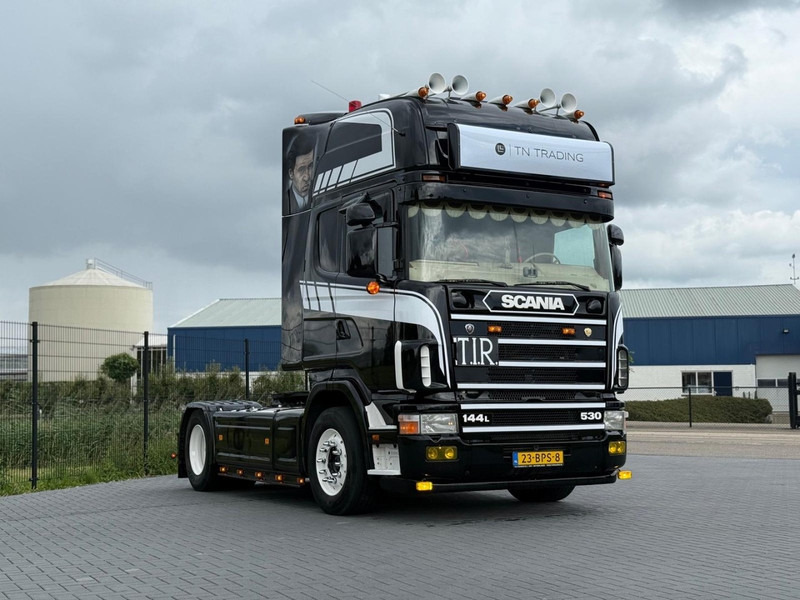 Scania R 144 530 SHOW TRUCK, INTERIEUR, OPEN UITLAAT, HOBBY, TOP. - Tracteur routier: photos 1 Scania R 144 530 SHOW TRUCK, INTERIEUR, OPEN UITLAAT, HOBBY, TOP. - Tracteur routier: photos 1