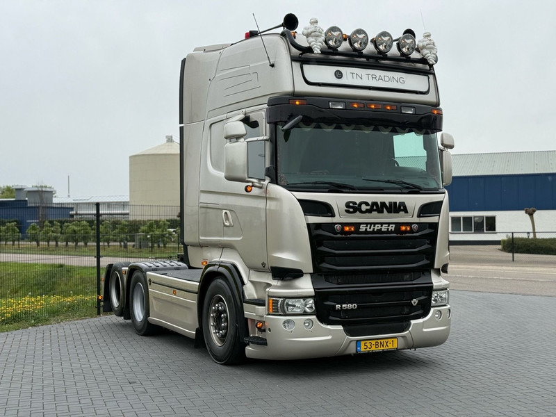 Scania R 580 SHOWTRUCK, VOLLUCHT, VOL SPOILER, RETARDER, SCHUIFSCHOTEL. - Tracteur routier: photos 1 Scania R 580 SHOWTRUCK, VOLLUCHT, VOL SPOILER, RETARDER, SCHUIFSCHOTEL. - Tracteur routier: photos 1