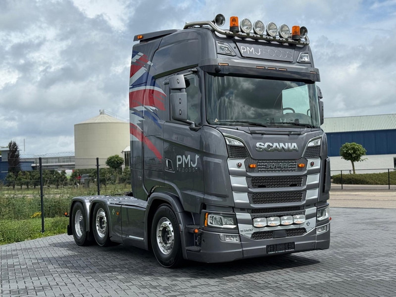 Scania S520 V8 NGS NIEUW STAAT, ALCOA, RETARDER, LEREN STOELEN, TACHO 2. - Tracteur routier: photos 1 Scania S520 V8 NGS NIEUW STAAT, ALCOA, RETARDER, LEREN STOELEN, TACHO 2. - Tracteur routier: photos 1