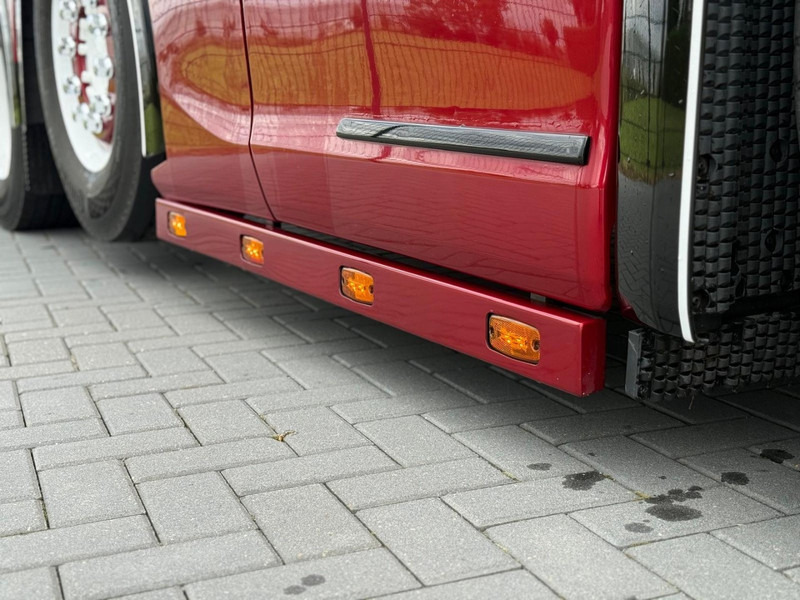 Scania S580 V8 NGS SHOWTRUCK, VOLLUCHT, RETARDER, LEER, GESTUURD. - Tracteur routier: photos 4 Scania S580 V8 NGS SHOWTRUCK, VOLLUCHT, RETARDER, LEER, GESTUURD. - Tracteur routier: photos 4