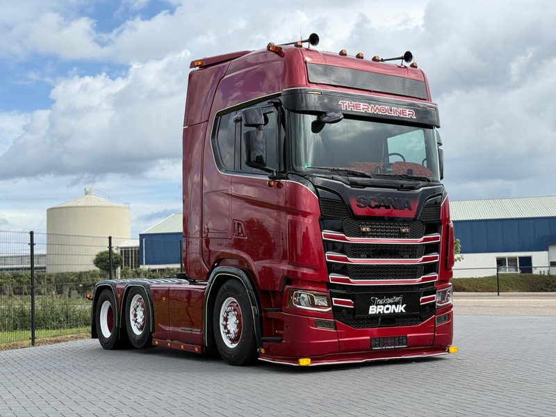 Scania S580 V8 NGS SHOWTRUCK, VOLLUCHT, RETARDER, LEER, GESTUURD. - Tracteur routier: photos 1 Scania S580 V8 NGS SHOWTRUCK, VOLLUCHT, RETARDER, LEER, GESTUURD. - Tracteur routier: photos 1