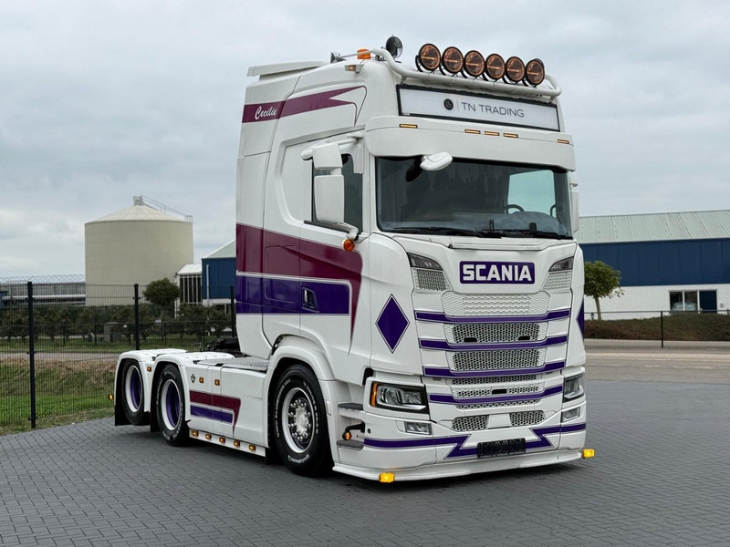 Scania S580 V8 NGS VOLLUCHT, SHOW, LEATHER, RETARDER, LOW MILEAGE, WB 315. - Tracteur routier: photos 1 Scania S580 V8 NGS VOLLUCHT, SHOW, LEATHER, RETARDER, LOW MILEAGE, WB 315. - Tracteur routier: photos 1