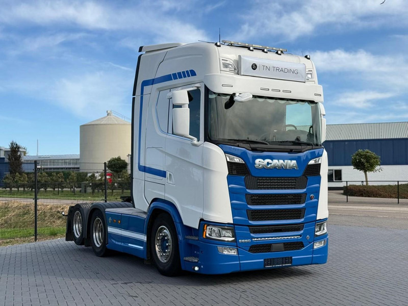 Scania S650 V8 NGS 2.95WB, PTO VOORBEREIDING, VOLLUCHT, KING OF THE ROAD, RETARDER, LEER. - Tracteur routier: photos 1 Scania S650 V8 NGS 2.95WB, PTO VOORBEREIDING, VOLLUCHT, KING OF THE ROAD, RETARDER, LEER. - Tracteur routier: photos 1