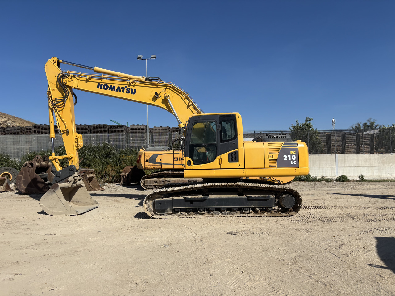 KOMATSU PC210-8 - Pelle sur chenille: photos 2 KOMATSU PC210-8 - Pelle sur chenille: photos 2