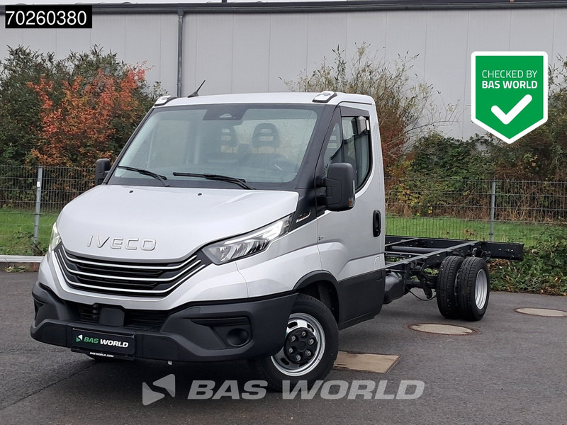 Iveco Daily 35C21 Neu! 3.0L 2025-Modell Automatik 210PS Radstand 410 Fahrgestell Doppelbereifung LED ACC Klima Euro6 Chassis A/C - Véhicule utilitaire: photos 1 Iveco Daily 35C21 Neu! 3.0L 2025-Modell Automatik 210PS Radstand 410 Fahrgestell Doppelbereifung LED ACC Klima Euro6 Chassis A/C - Véhicule utilitaire: photos 1