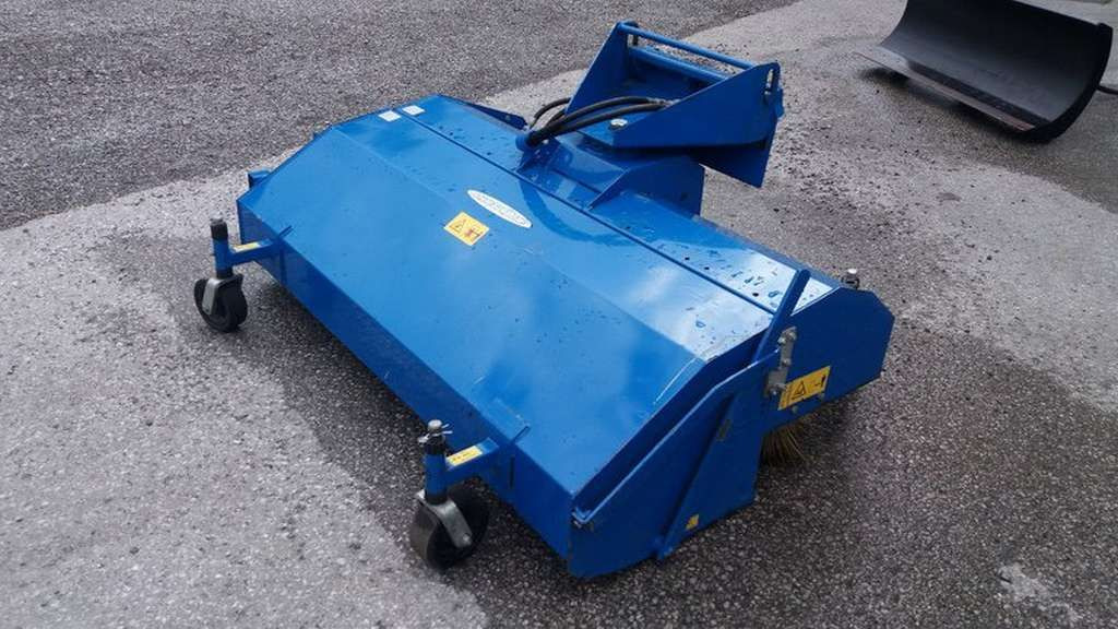Multione Kehrmaschine 150 cm (08772) - Brosse pour Machine agricole: photos 1 Multione Kehrmaschine 150 cm (08772) - Brosse pour Machine agricole: photos 1