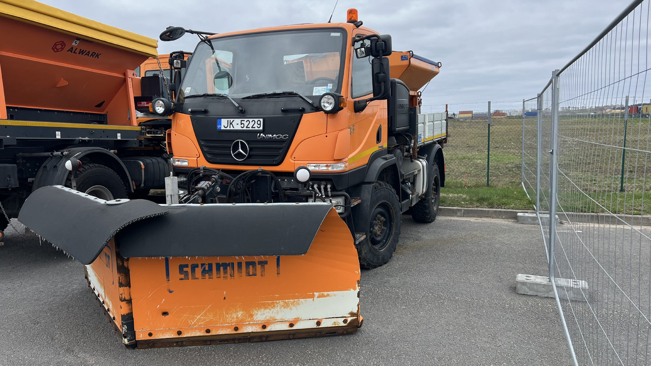 Véhicule de voirie/ Spécial Mercedes Benz Unimog U20: photos 1