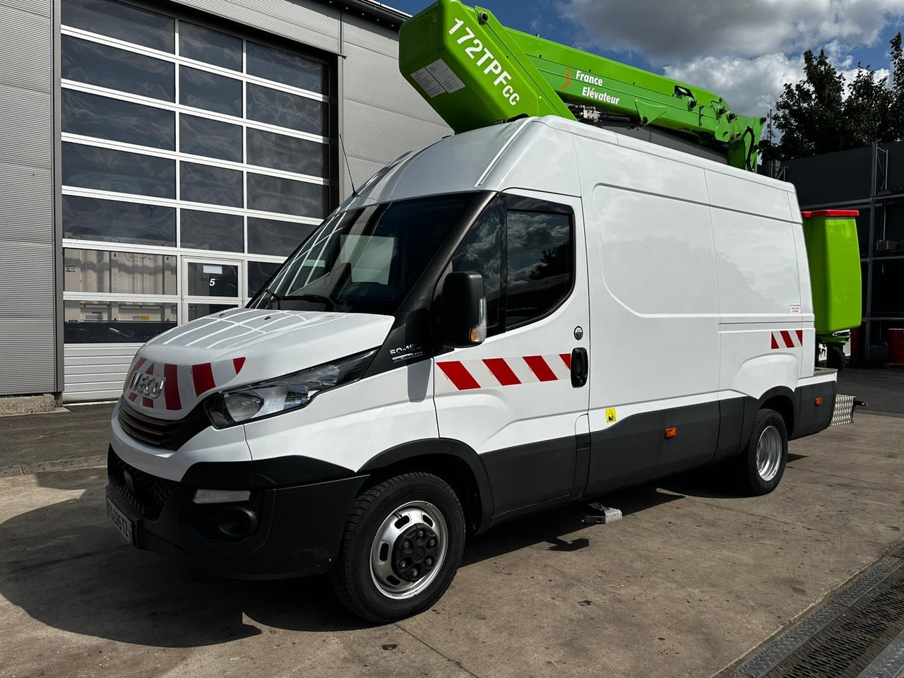 Iveco Daily 50C18 Hi-Matic/17m/Euro6/2-Punkt - Camion avec nacelle: photos 1 Iveco Daily 50C18 Hi-Matic/17m/Euro6/2-Punkt - Camion avec nacelle: photos 1