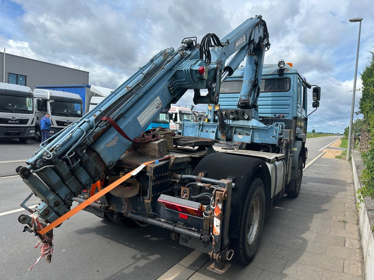 MAN F2000/19.464/4x4/defect crane/AHK - Tracteur routier: photos 4 MAN F2000/19.464/4x4/defect crane/AHK - Tracteur routier: photos 4