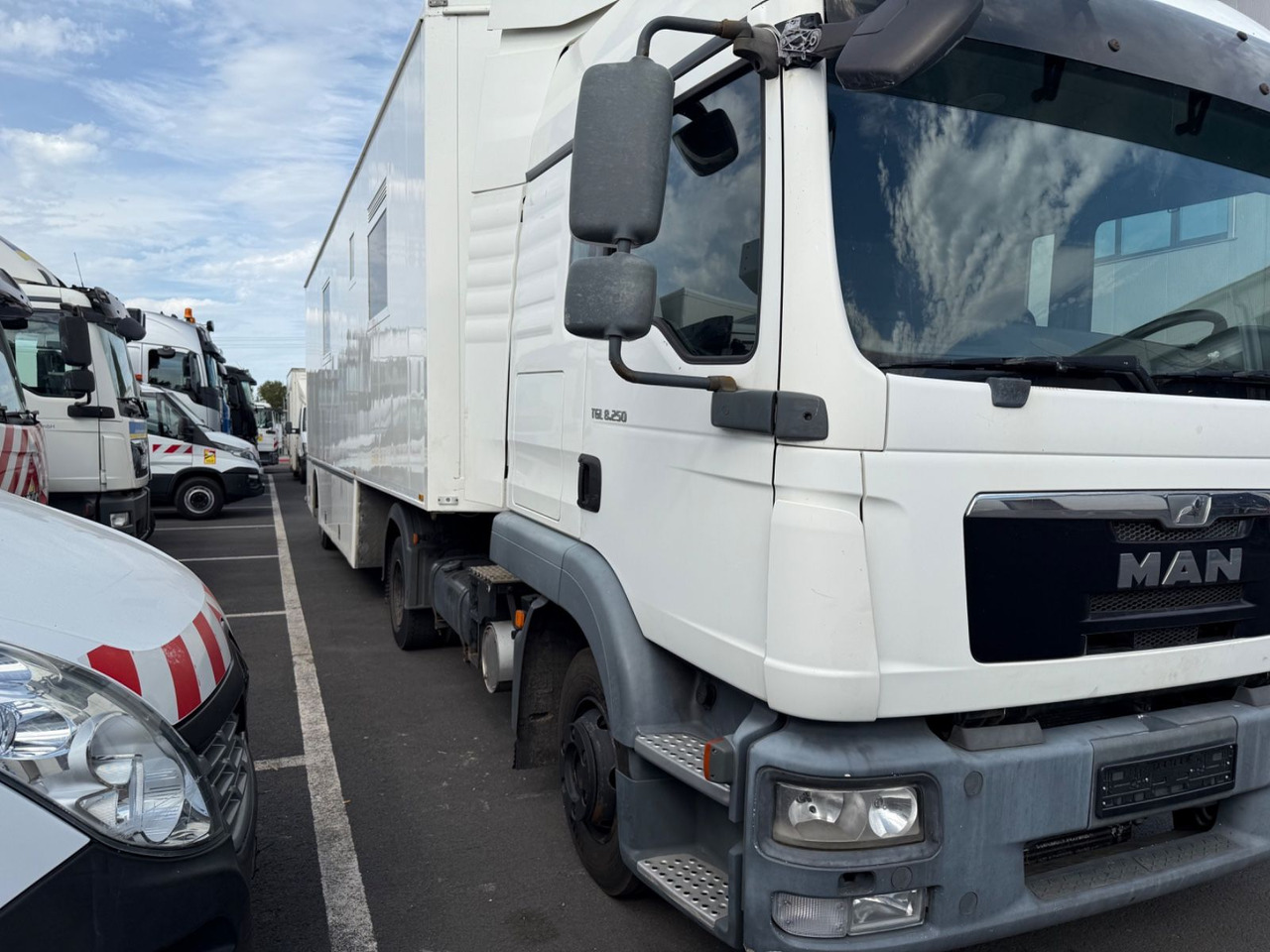 MAN TGL 8.250 2x Bett/ Automatik/ Blatt-Luft - Tracteur routier: photos 3 MAN TGL 8.250 2x Bett/ Automatik/ Blatt-Luft - Tracteur routier: photos 3
