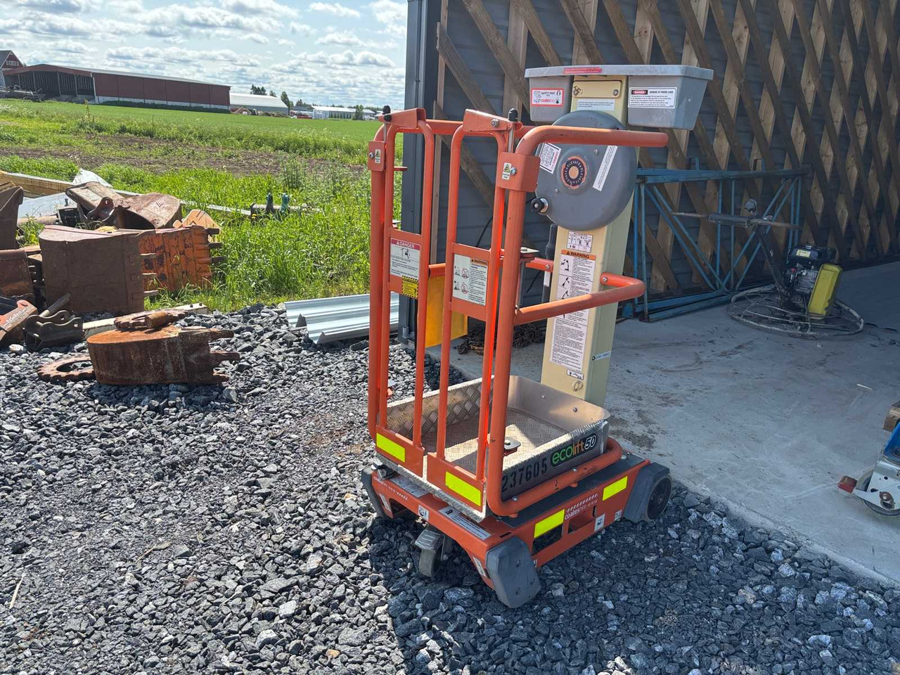 Aerial work platform JLG Ecolift 50 - Nacelle à mât vertical: photos 1 Aerial work platform JLG Ecolift 50 - Nacelle à mât vertical: photos 1