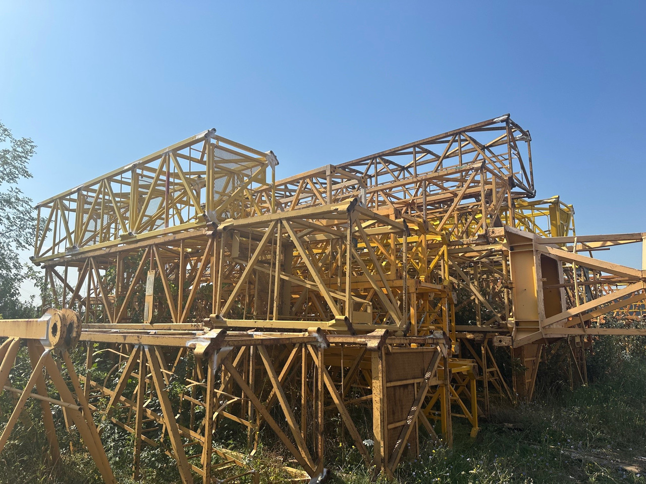 LIEBHERR 120 HC sections 1,8 m x 1,8 m & 256 HC 2,3 m x 2,3 m - Grue à tour: photos 1 LIEBHERR 120 HC sections 1,8 m x 1,8 m & 256 HC 2,3 m x 2,3 m - Grue à tour: photos 1