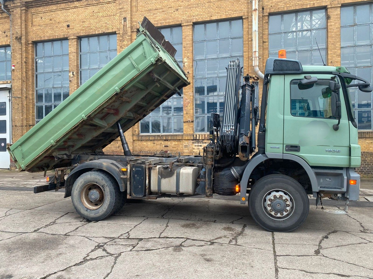 Mercedes-Benz Actros 2/3 6-Zyl.1836 ALLRAD 4x4 Dreiseitk: Kran Mercedes-Benz Actros 2/3 6-Zyl.1836 ALLRAD 4x4 Dreiseitk. Kran - Camion benne, Camion grue: photos 5 Mercedes-Benz Actros 2/3 6-Zyl.1836 ALLRAD 4x4 Dreiseitk: Kran Mercedes-Benz Actros 2/3 6-Zyl.1836 ALLRAD 4x4 Dreiseitk. Kran - Camion benne, Camion grue: photos 5