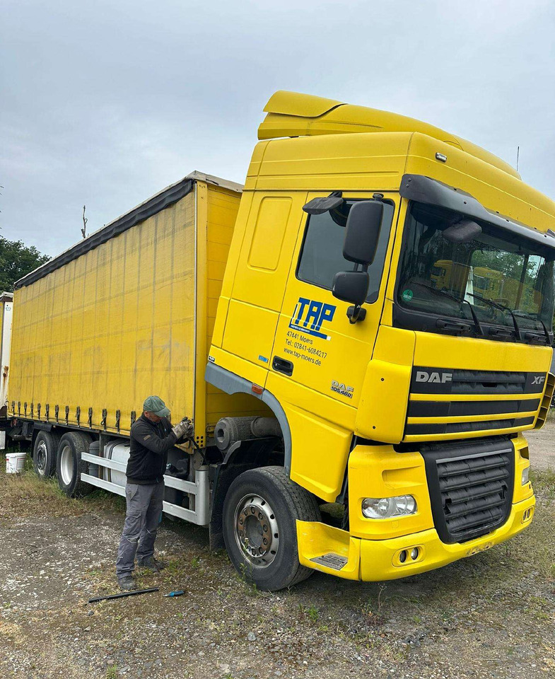 DAF XF 105 - Camion à rideaux coulissants: photos 4 DAF XF 105 - Camion à rideaux coulissants: photos 4