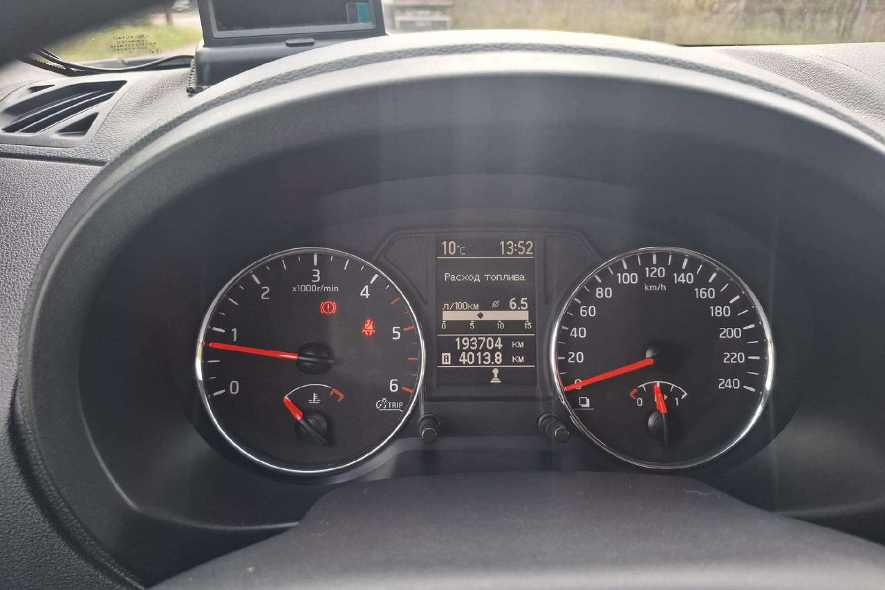 SUV Nissan X-Trail: photos 9