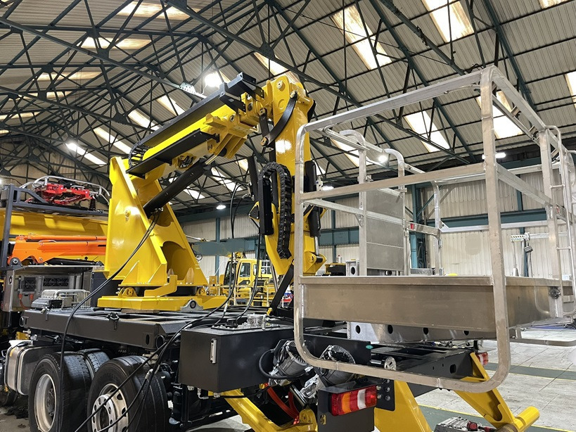 Inbiuro Mercedes Econic - Camion avec nacelle: photos 1 Inbiuro Mercedes Econic - Camion avec nacelle: photos 1