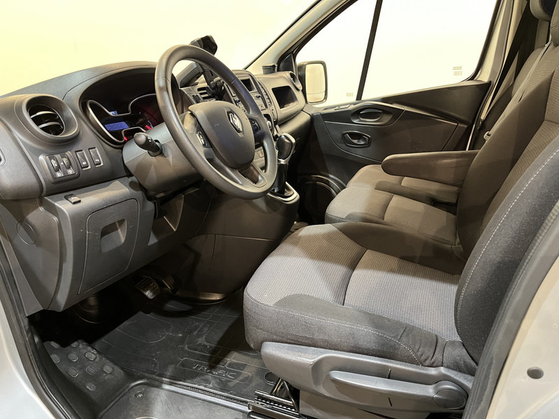 Photo d'intérieur 1: Fourgonnette Renault Trafic 2.0 dCi L1H1 170 PK Automaat Servicebus / Sortimo Inrichting / Euro 6 / Airco / Cruise Control / Camera / Trekhaak / 3-Zits  / BPM VRIJ !!