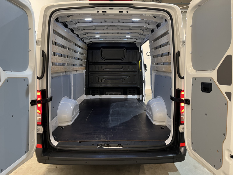 Volkswagen Crafter 30 2.0 TDI L3H2 140 PK Automaat / Euro 6 / Airco / Cruise Control / Camera / CarPlay / 3-Zits / 18.500 KM !! - Fourgonnette: photos 5 Volkswagen Crafter 30 2.0 TDI L3H2 140 PK Automaat / Euro 6 / Airco / Cruise Control / Camera / CarPlay / 3-Zits / 18.500 KM !! - Fourgonnette: photos 5