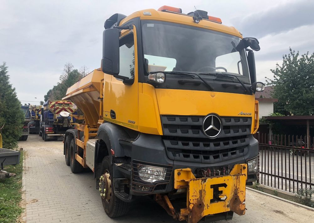 Mercedes-Benz Arocs 3333 6x6 piaskarka solarka econ pług schmidt - Engin de déneigement: photos 1 Mercedes-Benz Arocs 3333 6x6 piaskarka solarka econ pług schmidt - Engin de déneigement: photos 1