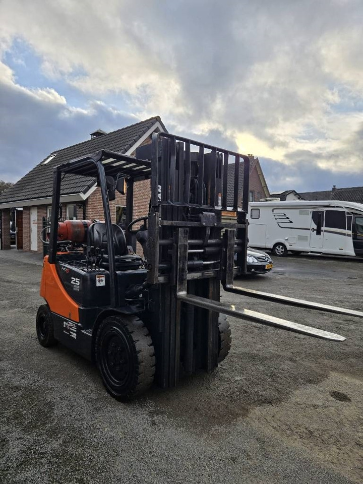 Doosan G 25 E-5 - Chariot élévateur à gaz: photos 5 Doosan G 25 E-5 - Chariot élévateur à gaz: photos 5