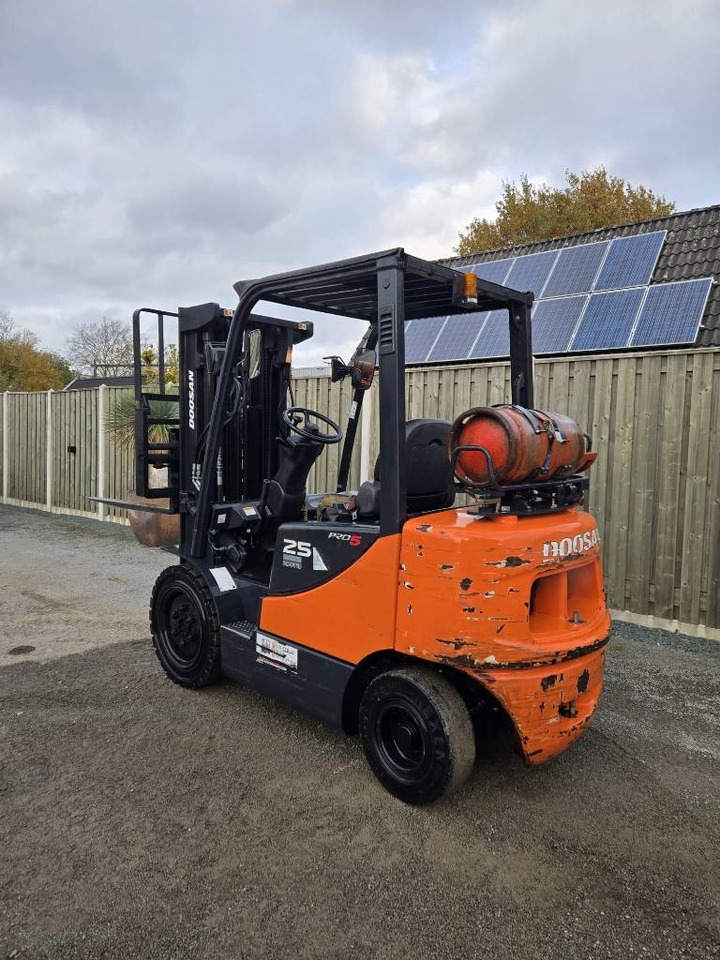 Doosan G 25 E-5 - Chariot élévateur à gaz: photos 2 Doosan G 25 E-5 - Chariot élévateur à gaz: photos 2