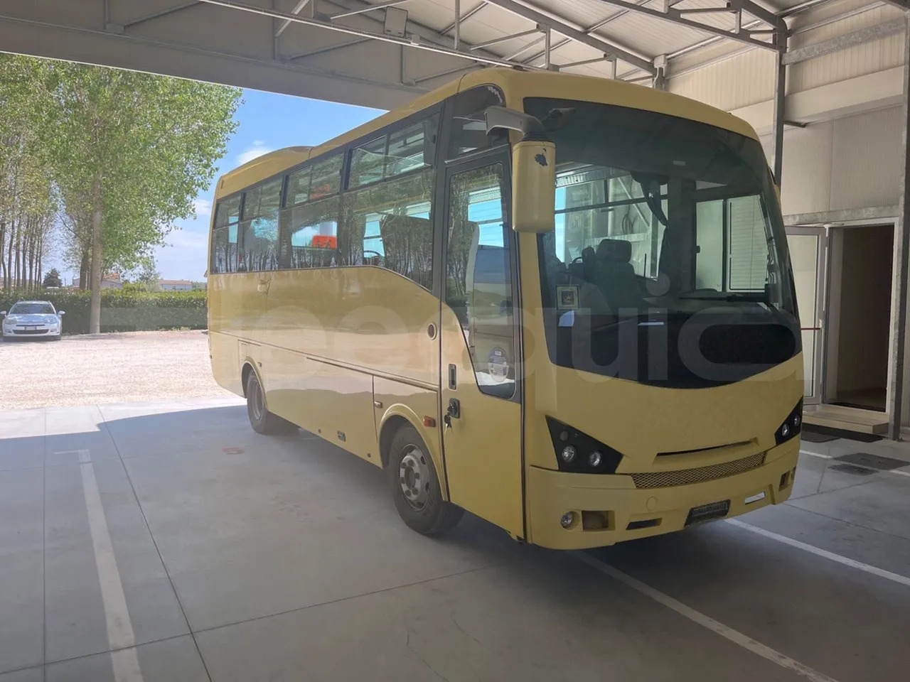 ISUZU Turquoise/Sb - Bus scolaire: photos 1 ISUZU Turquoise/Sb - Bus scolaire: photos 1
