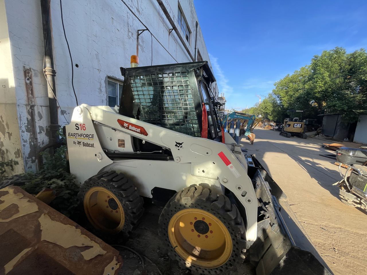 Bobcat S16 Skid-Steer Loader - Mini chargeuse: photos 1 Bobcat S16 Skid-Steer Loader - Mini chargeuse: photos 1
