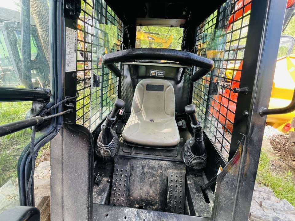 CAT 246B - Mini pelle: photos 1 CAT 246B - Mini pelle: photos 1