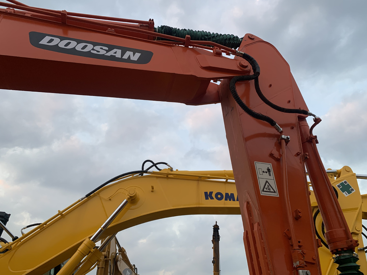 DOOSAN DX225LC - Pelle sur pneus: photos 5 DOOSAN DX225LC - Pelle sur pneus: photos 5