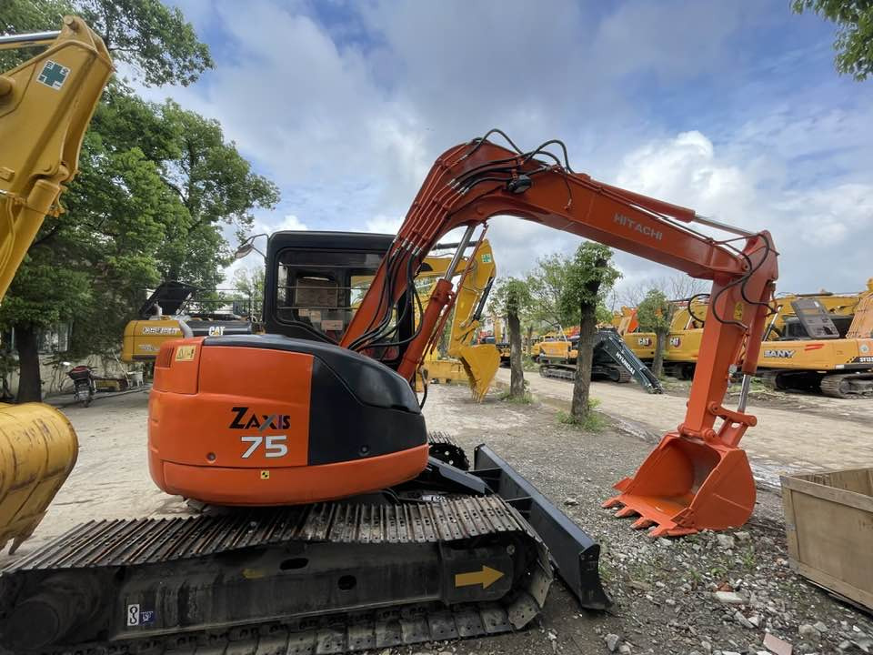 Hitachi ZAXIS 75 - Mini pelle: photos 3 Hitachi ZAXIS 75 - Mini pelle: photos 3