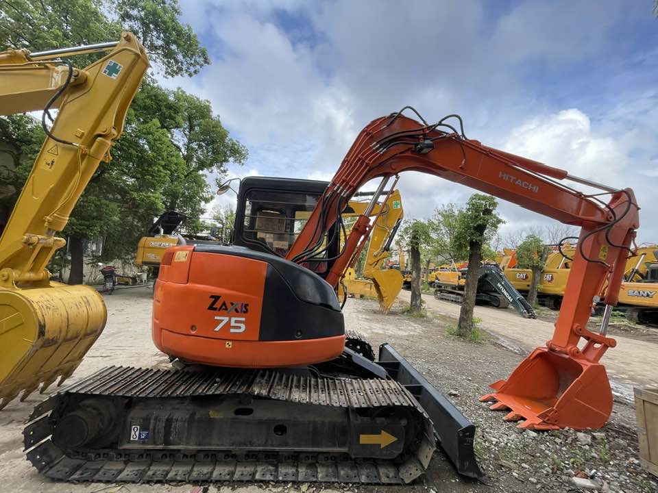 Hitachi ZAXIS 75 - Mini pelle: photos 1 Hitachi ZAXIS 75 - Mini pelle: photos 1
