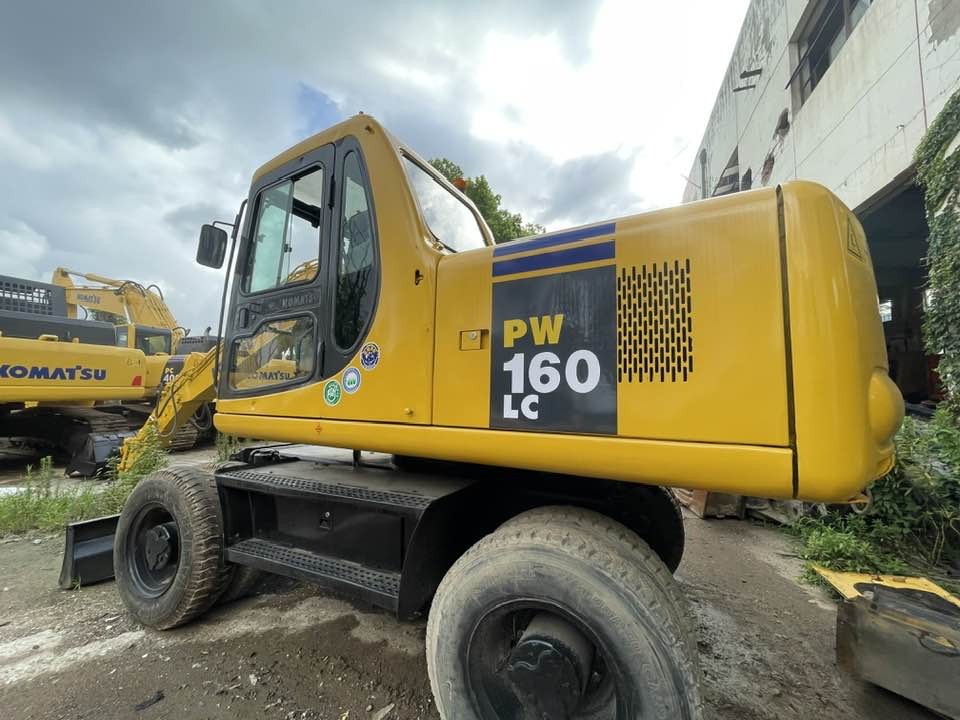 Komatsu PC160LC - Pelle sur pneus: photos 1 Komatsu PC160LC - Pelle sur pneus: photos 1