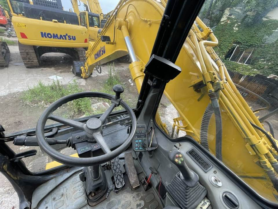 Komatsu PC160LC - Pelle sur pneus: photos 2 Komatsu PC160LC - Pelle sur pneus: photos 2