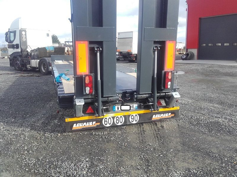 Louault 3 essieux plant carrier / low loader Trailer - Remorque porte-engin surbaissée: photos 3 Louault 3 essieux plant carrier / low loader Trailer - Remorque porte-engin surbaissée: photos 3