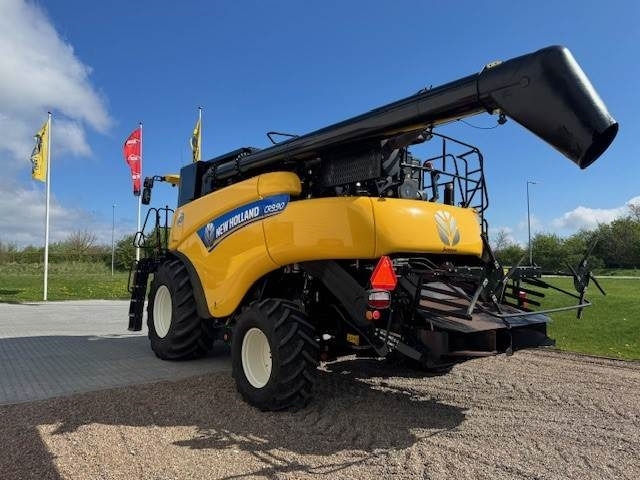 New Holland CR9.90 TIER4 - Moissonneuse-batteuse: photos 4 New Holland CR9.90 TIER4 - Moissonneuse-batteuse: photos 4