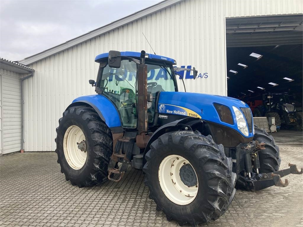 New Holland T7050 - Tracteur agricole: photos 1 New Holland T7050 - Tracteur agricole: photos 1