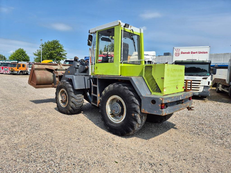 O & K L15 With bucket and quickshift - Chargeuse sur pneus: photos 4 O & K L15 With bucket and quickshift - Chargeuse sur pneus: photos 4