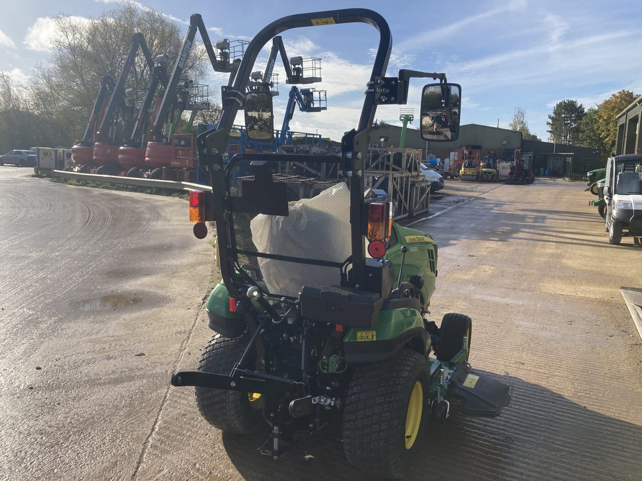 John Deere 1026R compact tractor - Micro tracteur: photos 5 John Deere 1026R compact tractor - Micro tracteur: photos 5