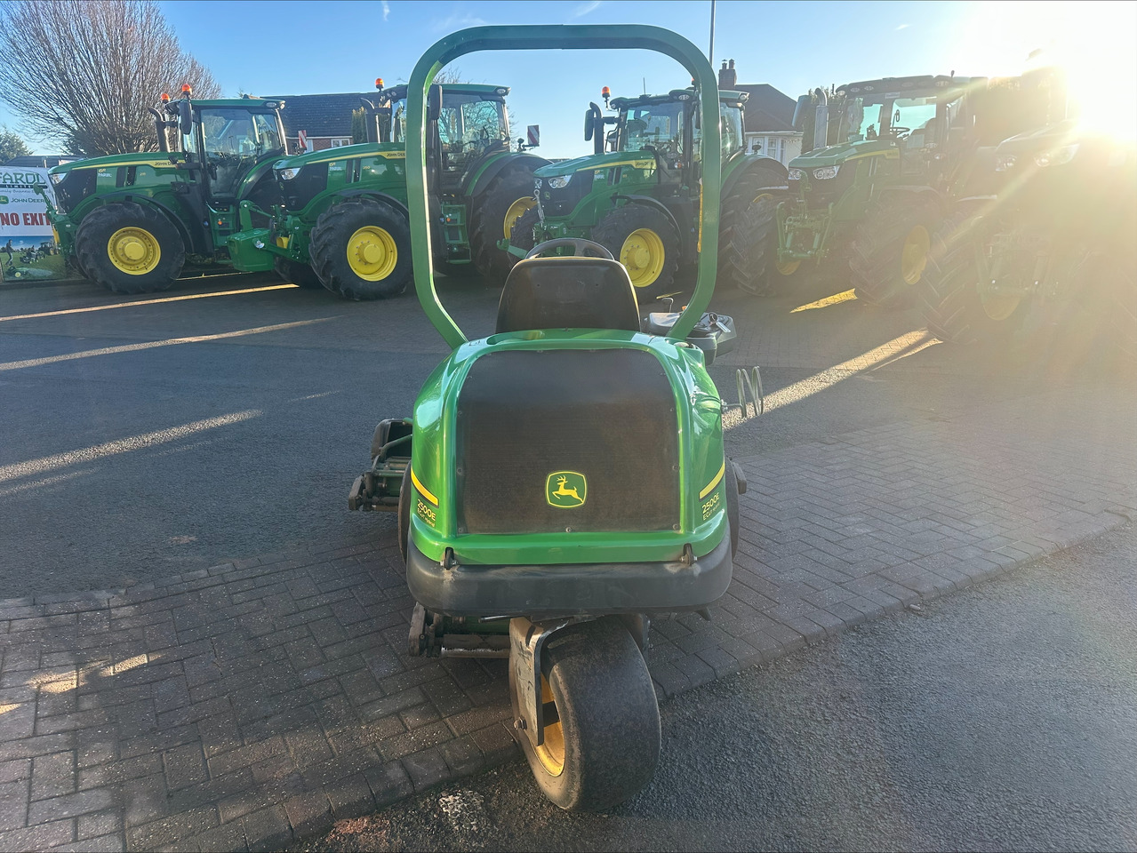 John Deere 2500E greens triple mower - Motofaucheuse: photos 4 John Deere 2500E greens triple mower - Motofaucheuse: photos 4